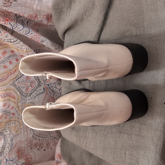 Brand New Ivory Patten Leather Boot Size 8M - Picture 3 of 6